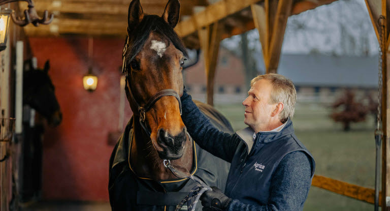 Agrias ambassadör Jens Fredricson med en av sina hästar.
