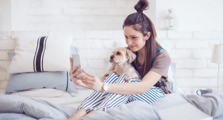 Matte och hund utför sin digitala hälsokoll.