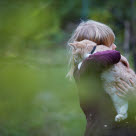 Flicka kramar sin katt som har ett vanligt kattnamn.