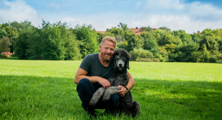 Fredrik Steen med en hund.