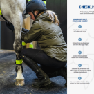 Bildkollage med ryttare som sätter på benreflexer på hästen bredvid checklistan man kan skriva ut.