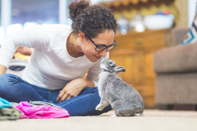 Kvinna och kanin pussas inomhus