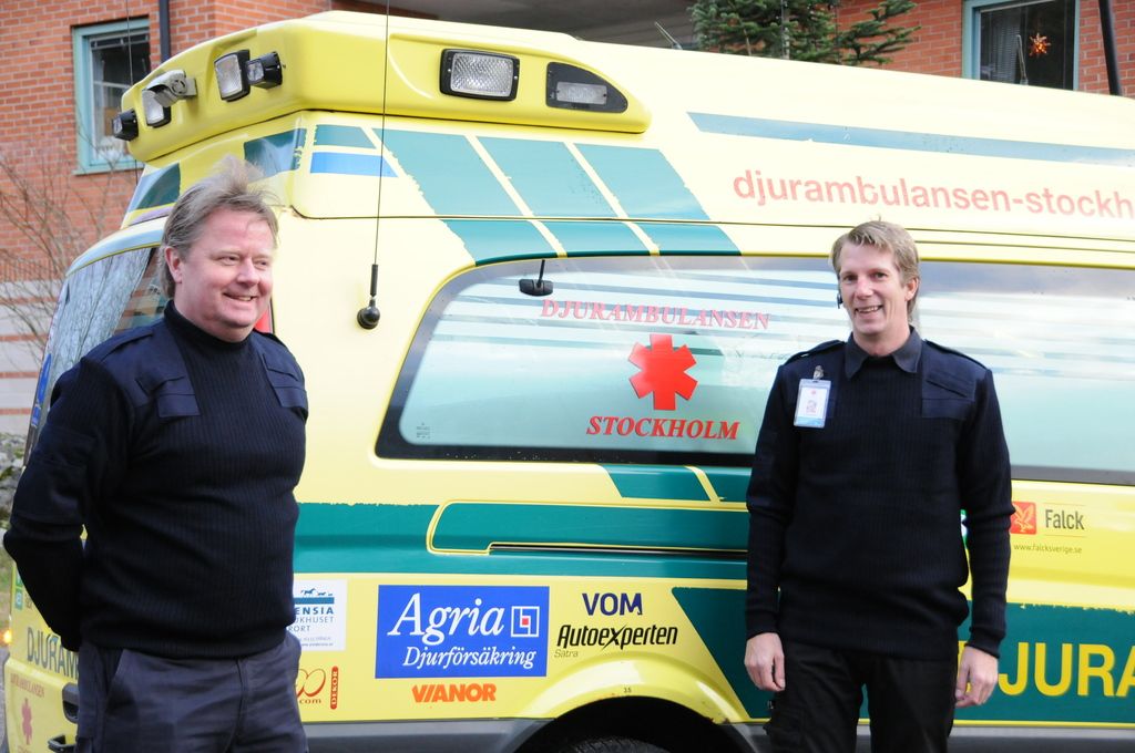 Djurambulansen med två människor framför