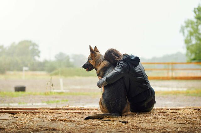Kvinna kramar sin hund