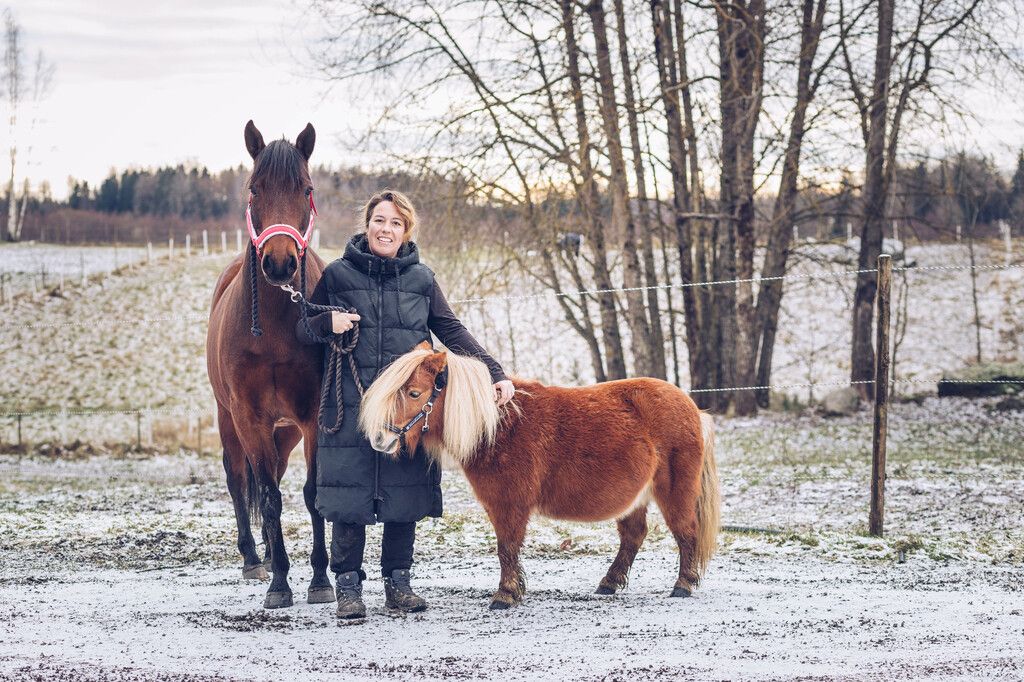 Michaela Richter, leg. djursjukskötare på Agria, med sina hästar.