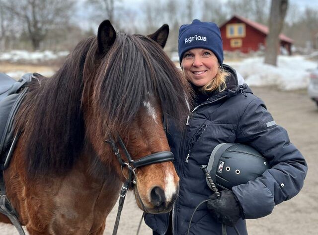 Agriaombudet Anne Fornstedt med en islandshäst.
