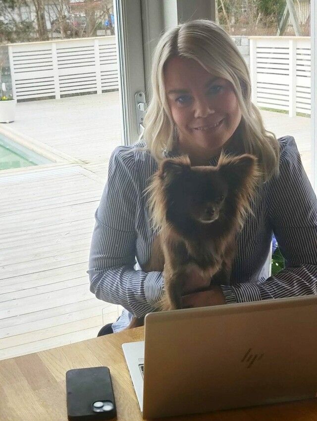 Hanna Mårtensson med sin chihuahua Hollie.