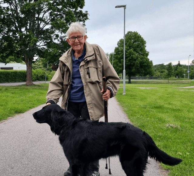 Anna-Greta Allenmark, 90 år, på promenad med sin hund Stoja.