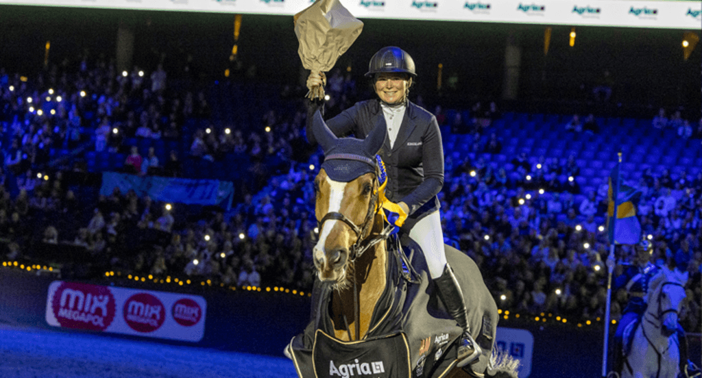 Stephanie Holmén rider ärevarv i Friends Arena 2022.
