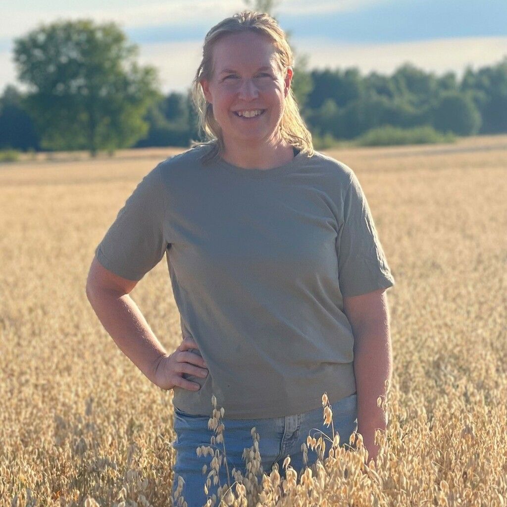 Grödavärderaren Hanna ståendes i ett fält. Foto: Privat