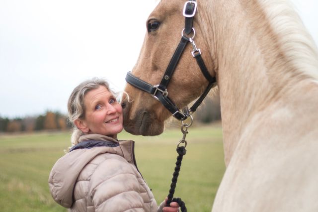 Forskaren Åsa Gelinder Viklund och hennes häst Alexzandro.
