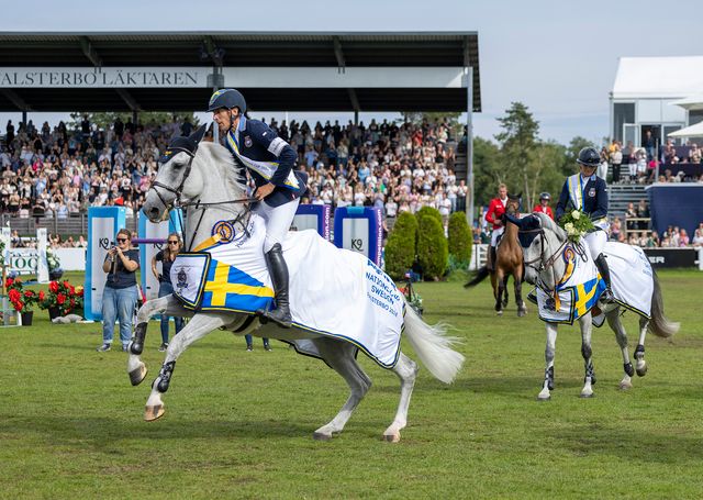 Svenska laget rider ärevarv efter segern i Agria Nations Cup 2024.