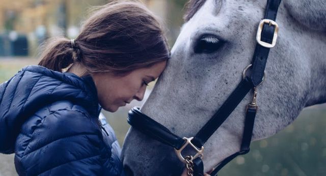 Tjej lutar sitt huvud mot skimmel som lägger huvudet mot hennes mage.