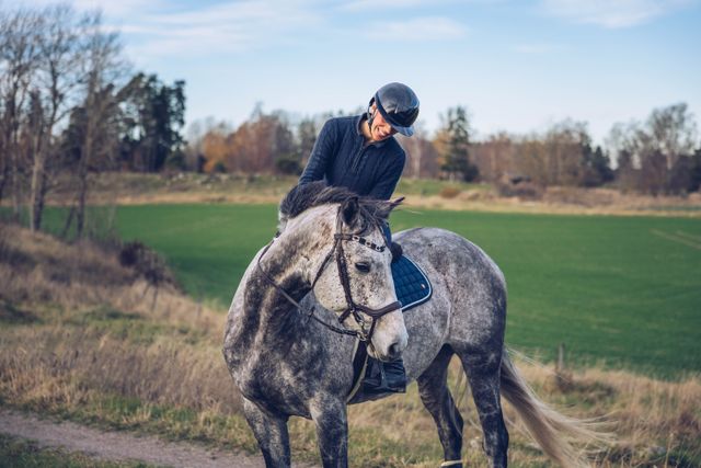 En person rider på en häst ute
