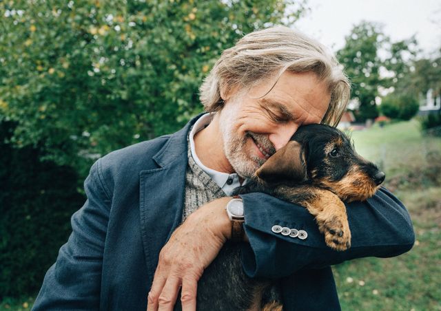 Personen kramar hund.