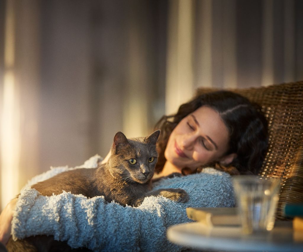 Kvinna kramar katt