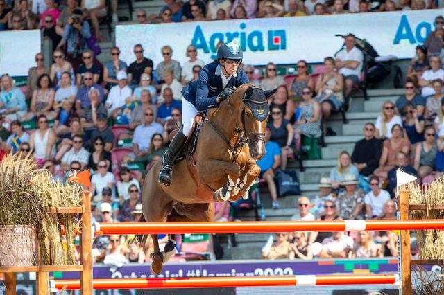 Henrik von Eckermann hoppar Agriahindret under VM i Herning 2022.