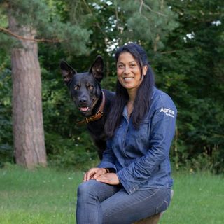 Caroline Alupo med hunden Benji