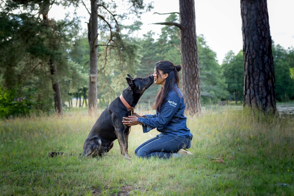 Agrias hundtränare Caroline Alupo med sin hund Benji i naturen