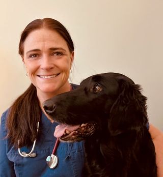 Veterinär Caroline Jangdal med hunden Tesla.
