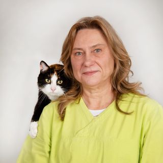 Catarina Eliasson med katt på axeln