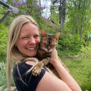 Rosemarie Engvall bär katt