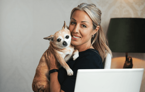 Line Roschat som jobbar på Agrias sjukvårdsrådgivning med sin hund.