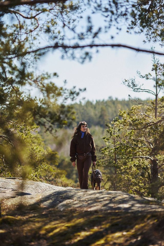 Matte går Agrias Hundpromenad med sin hund i skogen.