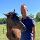 Erik Landén, CFO på Agria med en häst