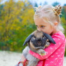 Flicka pussar sin kanin.