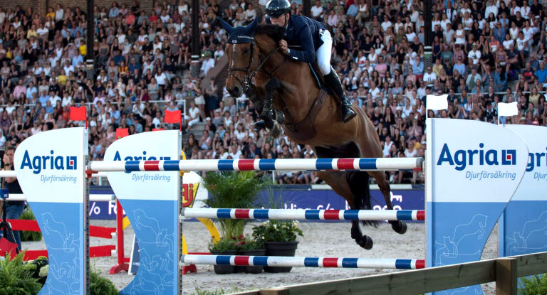 Peder Fredricson hoppar över ett Agriahinder under Stockholm Horse Week 2019.