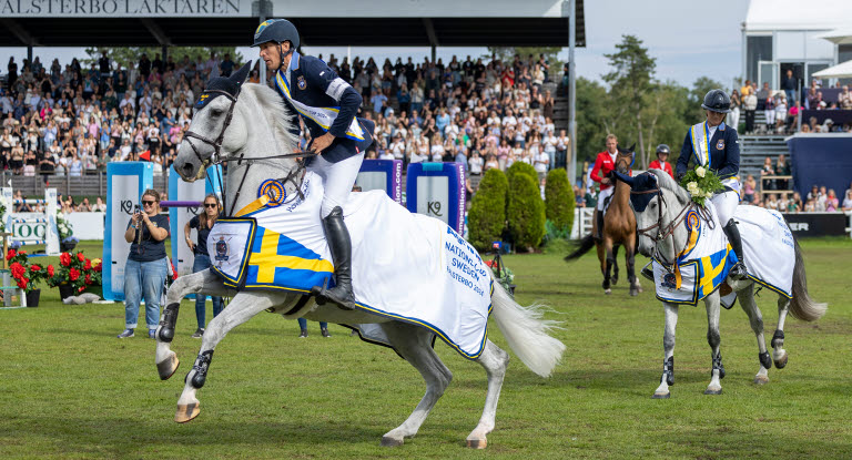 Svenska laget rider ärevarv efter segern i Agria Nations Cup 2024.