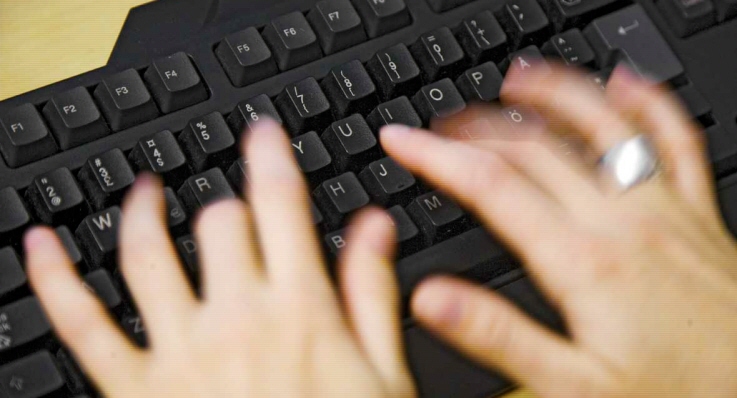Fingrar på tangentbord