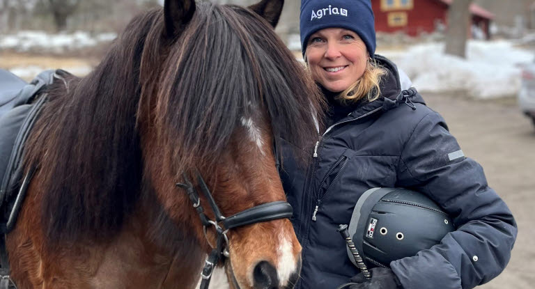 Agriaombudet Anne Fornstedt med en islandshäst.