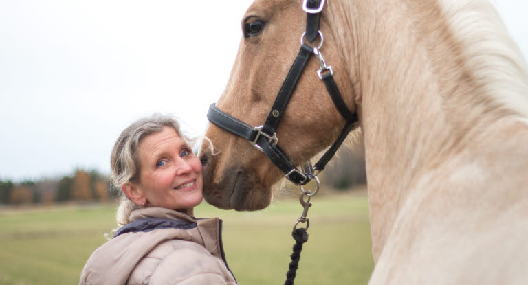 Forskaren Åsa Gelinder Viklund och hennes häst Alexzandro.