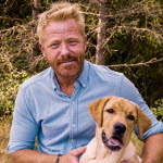 Valp tillsammans med hundtränaren Fredrik Steen.