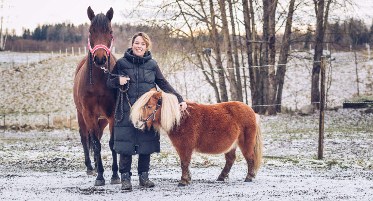 Michaela Richter, leg. djursjukskötare på Agria, med sina hästar.