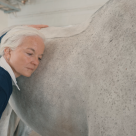 Veterinär Christa von Limburg-Stirum, Agria Vårdguide, visar hur man tar tempen på en häst.