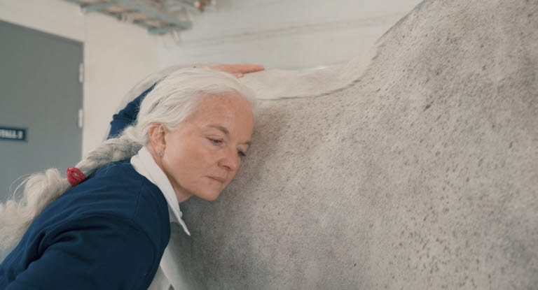 Veterinär Christa von Limburg-Stirum visar hur man lyssnar på hästens andning.
