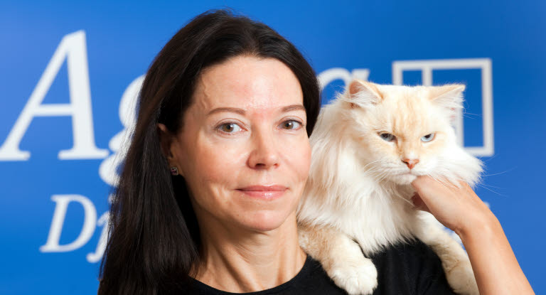 Lotta Möller, veterinär med katt.