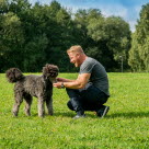Fredrik Steen som tränar en unghund.