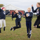 Barns från Agrias Ponnyklubb hoppar av glädje.