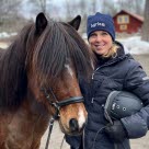 Agriaombudet Anne Fornstedt med en islandshäst.