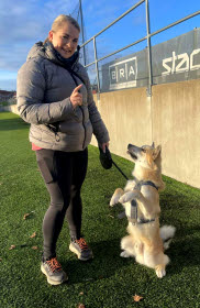 Hunden Aksel sitter fint på mattes kommando.