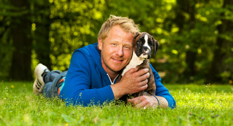 Valp lär sig sitt med hundtränaren Fredrik Steen.