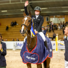 Stephanie Holmén till häst på prisutdelning, flankerad av Lisen Bratt Fredricson och Peder Fredricson.