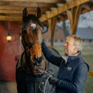 Agrias ambassadör Jens Fredricson med en av sina hästar.