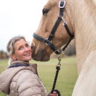 Forskaren Åsa Gelinder Viklund och hennes häst Alexzandro.