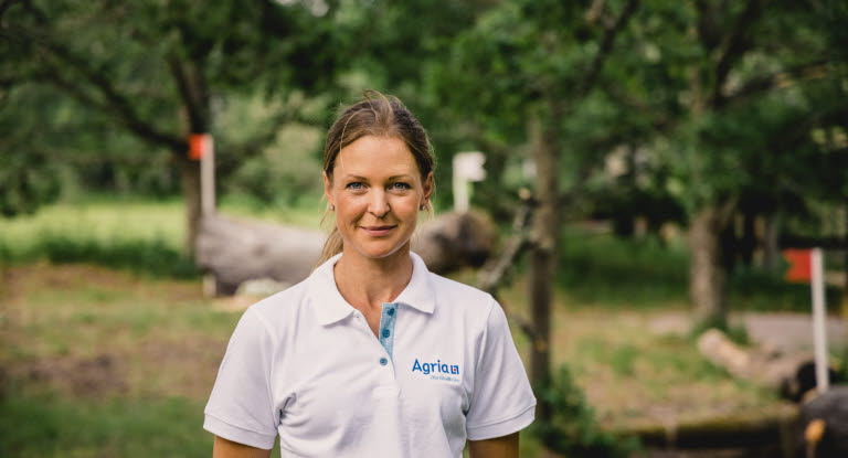 Ryttaren och tränaren Anna Freskgård framför en fälttävlansbana.