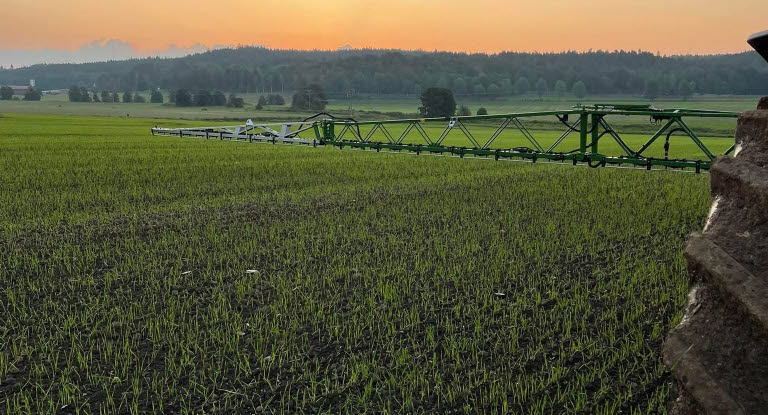 Arbete på åkern i gryningen.